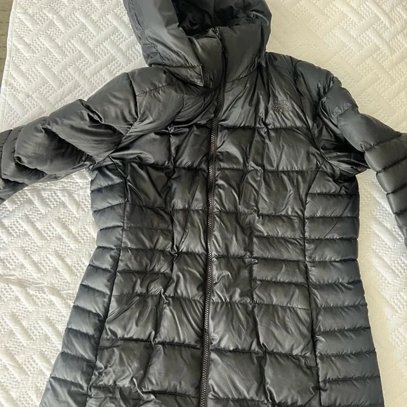 The North Face Women's Black Puffer Jacket - Picture 1 of 10